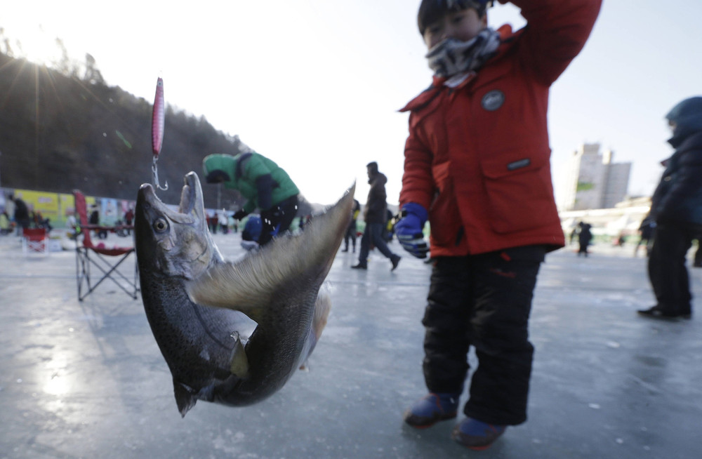 На фестивале зимней рыбалки в Южной Корее