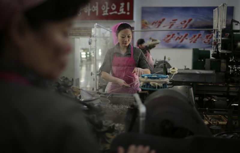 Экскурсия на шелковый комбинат в Северной Корее