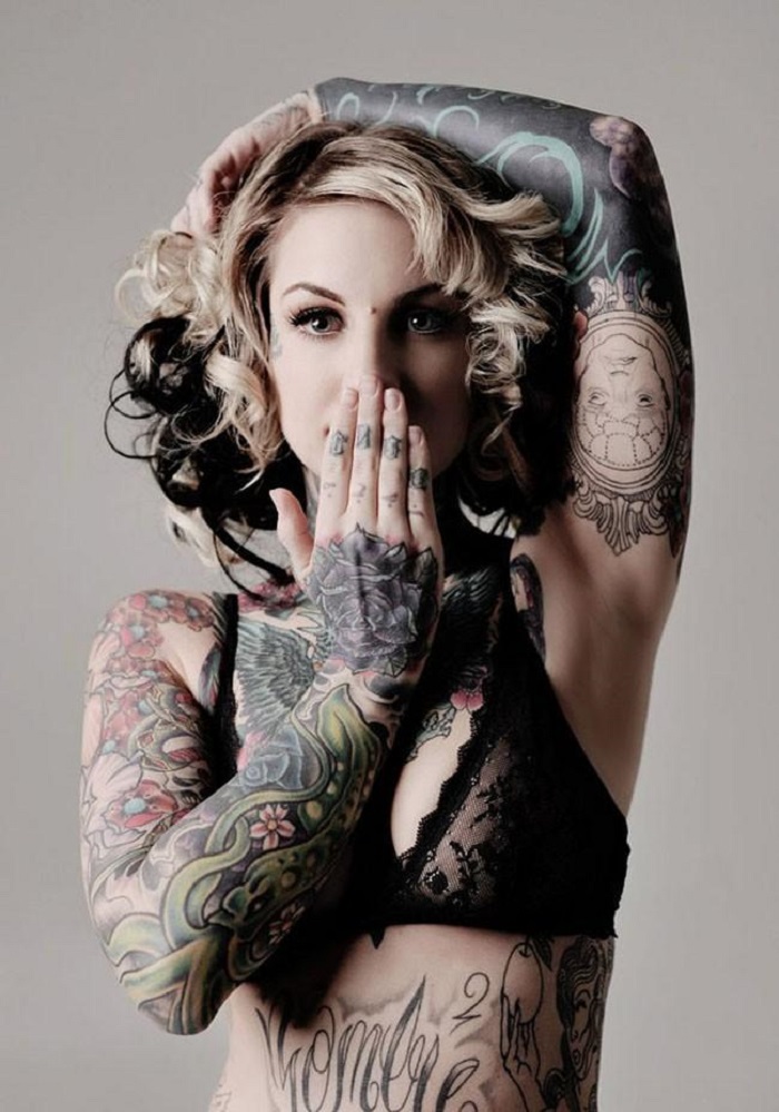 Красивые девушки любят татуировки.
