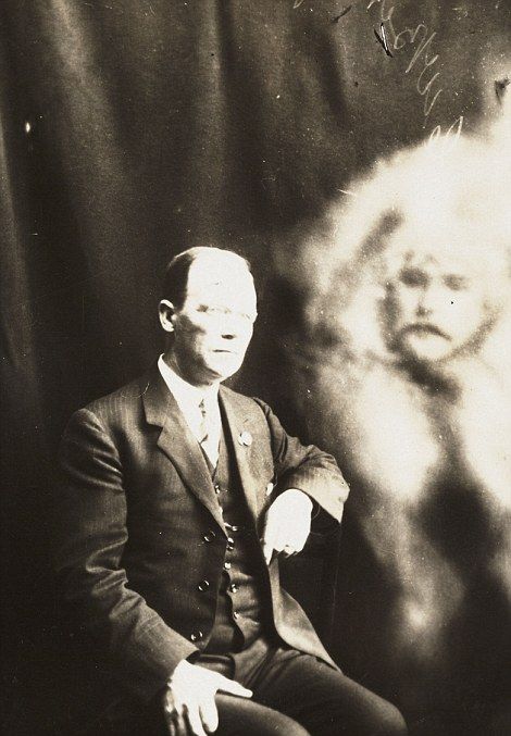 Призраки на снимках британского фотографа-спиритуалиста Уильяма Хоупа