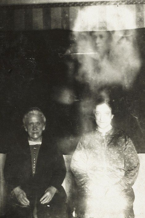 Призраки на снимках британского фотографа-спиритуалиста Уильяма Хоупа
