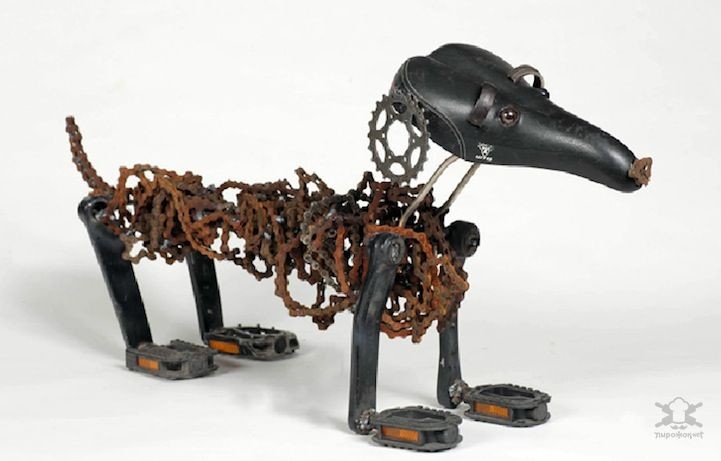 Художница создает собак из велосипедных цепей