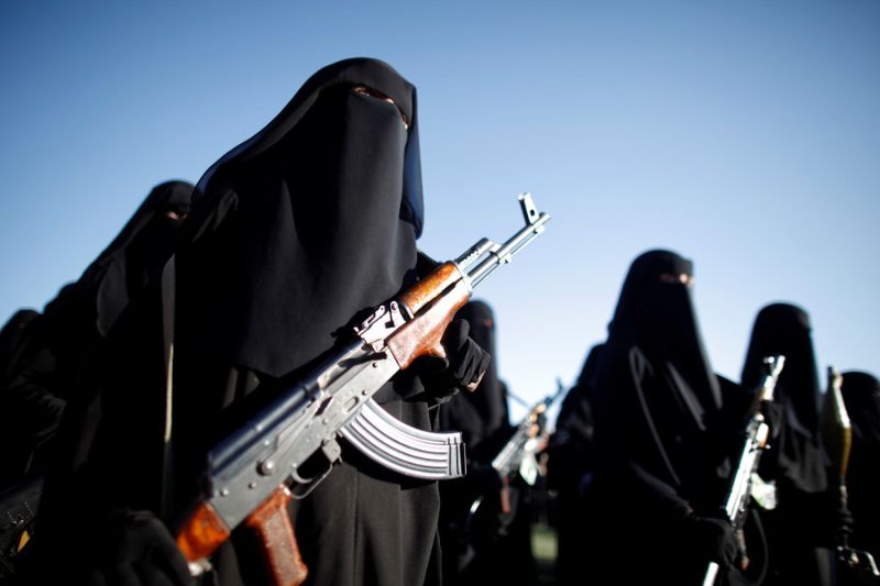 Вооруженные женщины-хуситы на параде в Йемене