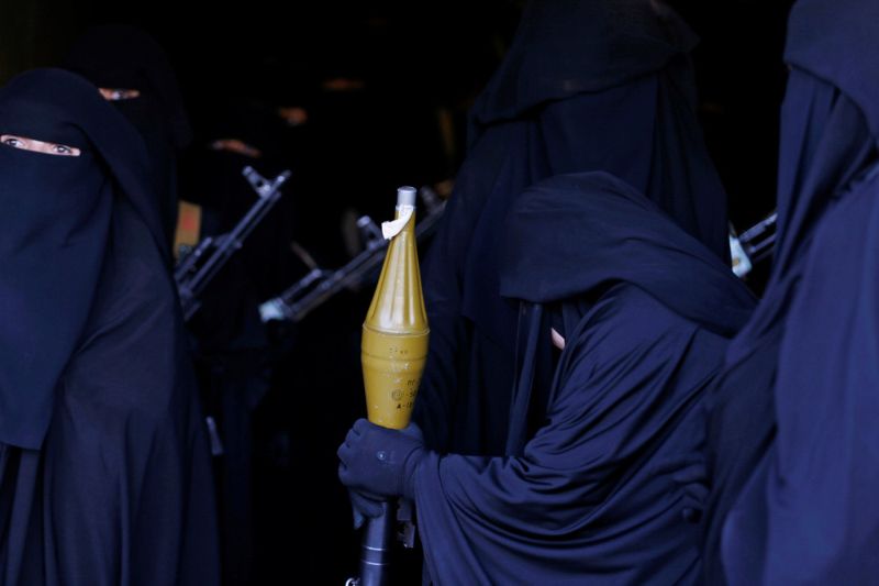 Вооруженные женщины-хуситы на параде в Йемене