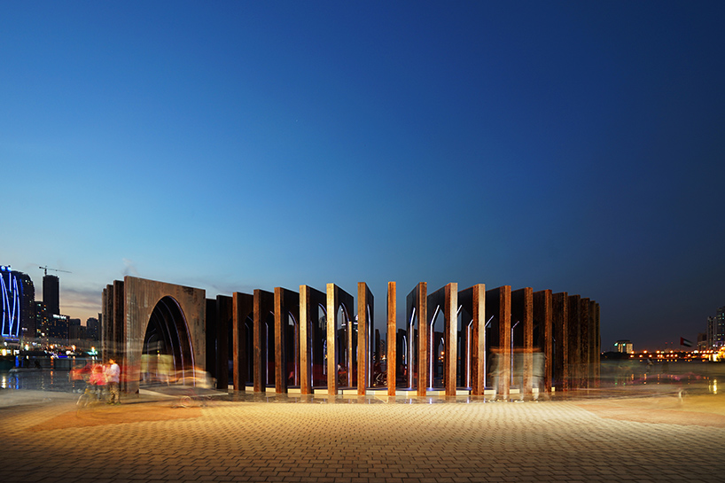 Инсталляция в виде спиральных арок в Эмиратах