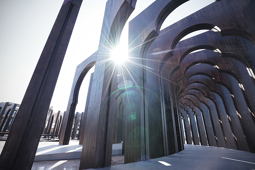 Инсталляция в виде спиральных арок в Эмиратах