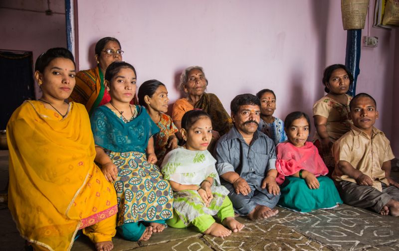 Индийская семья с девятью карликами