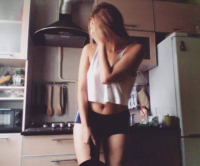 Красивые девушки на кухне