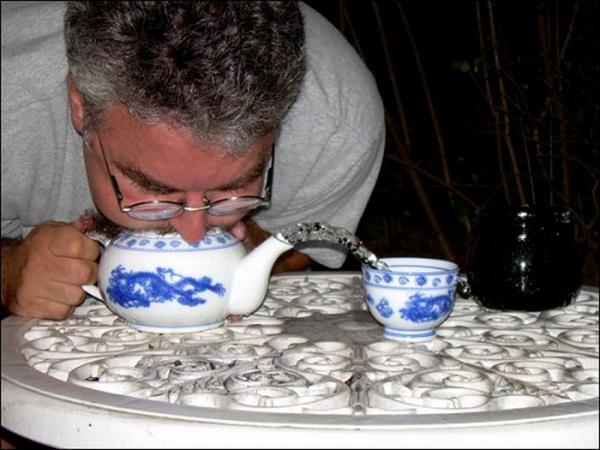 Забавный конкурс: меткое выдувание воды из чайника