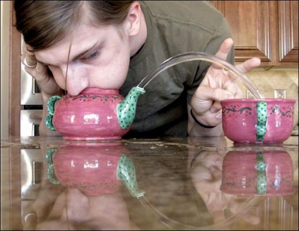 Забавный конкурс: меткое выдувание воды из чайника