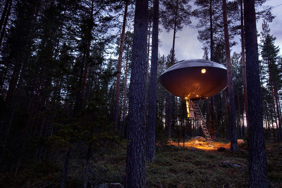 Необычный отель с домами на деревьях