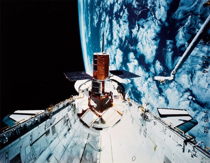 NASA продает редкие фото из космоса и с Луны