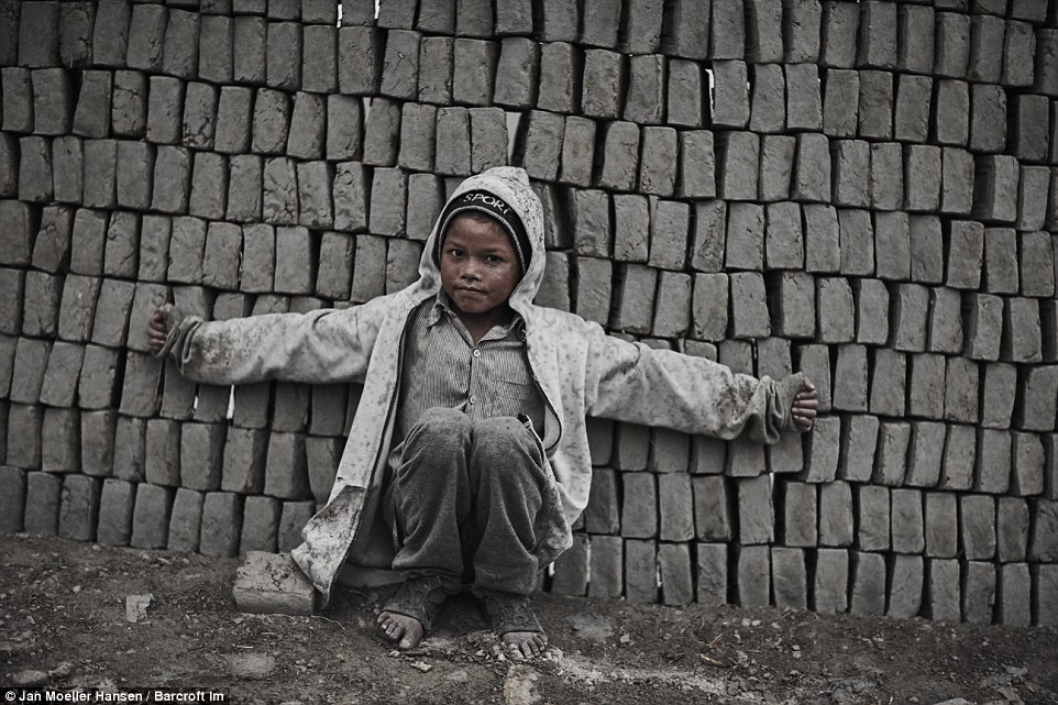 Детский труд на производстве кирпича в Непале