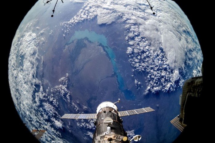 Земля в иллюминаторе: Instagram российских космонавтов