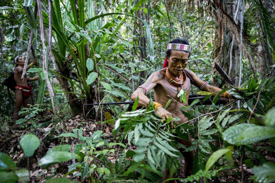 Последние представители изолированного племени Ментаваи в Индонезии
