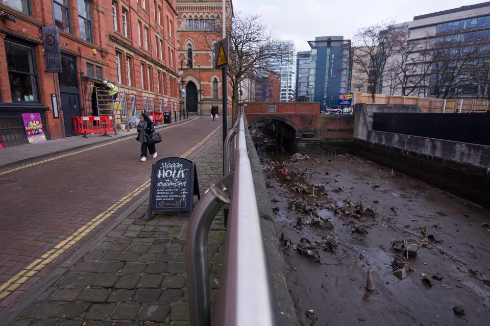 Ежегодная чистка канала в Манчестере
