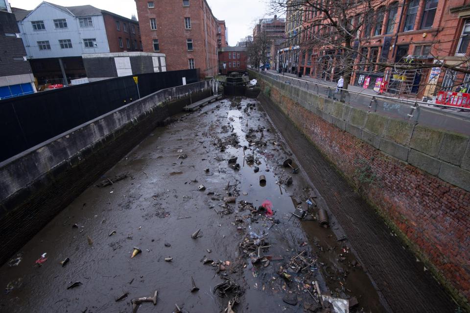 Ежегодная чистка канала в Манчестере