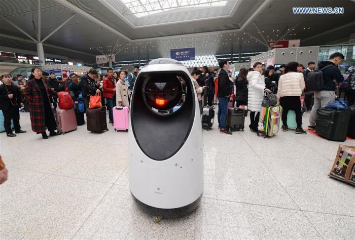 Первый робот-патрульный на китайском вокзале