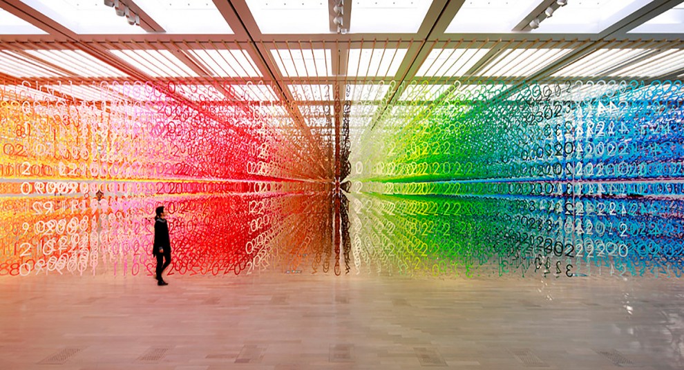 Разноцветная бумажная матрица в токийском Национальном центре искусств