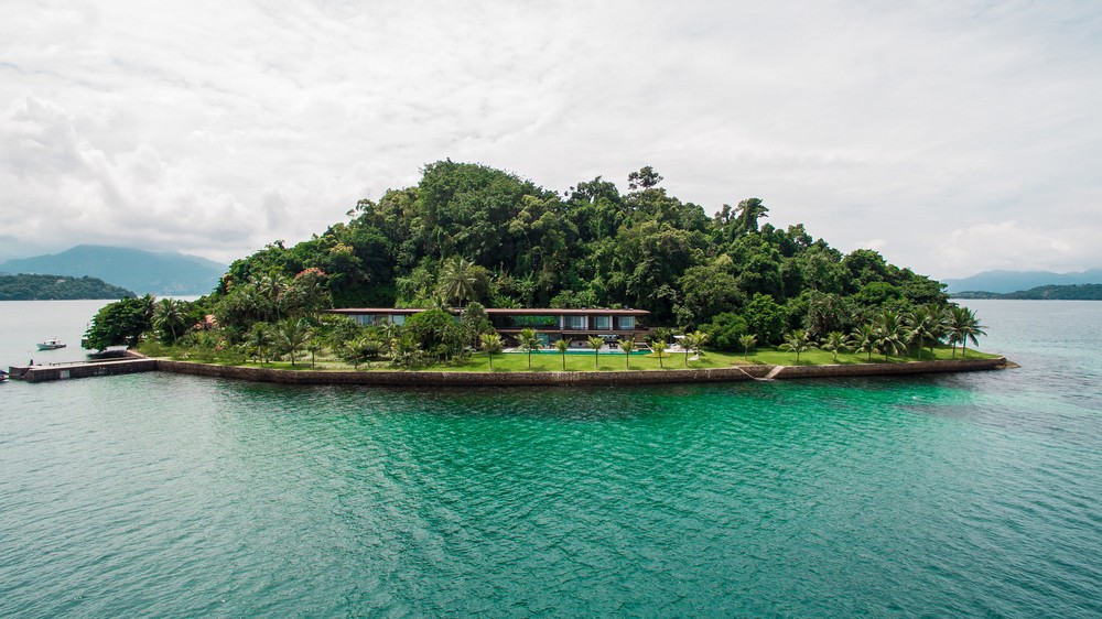 Особняк с прозрачным фасадом на острове в Бразилии