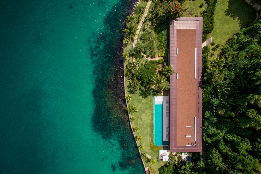 Особняк с прозрачным фасадом на острове в Бразилии