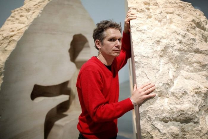 Французского художника замуровали в 12-тонном камне