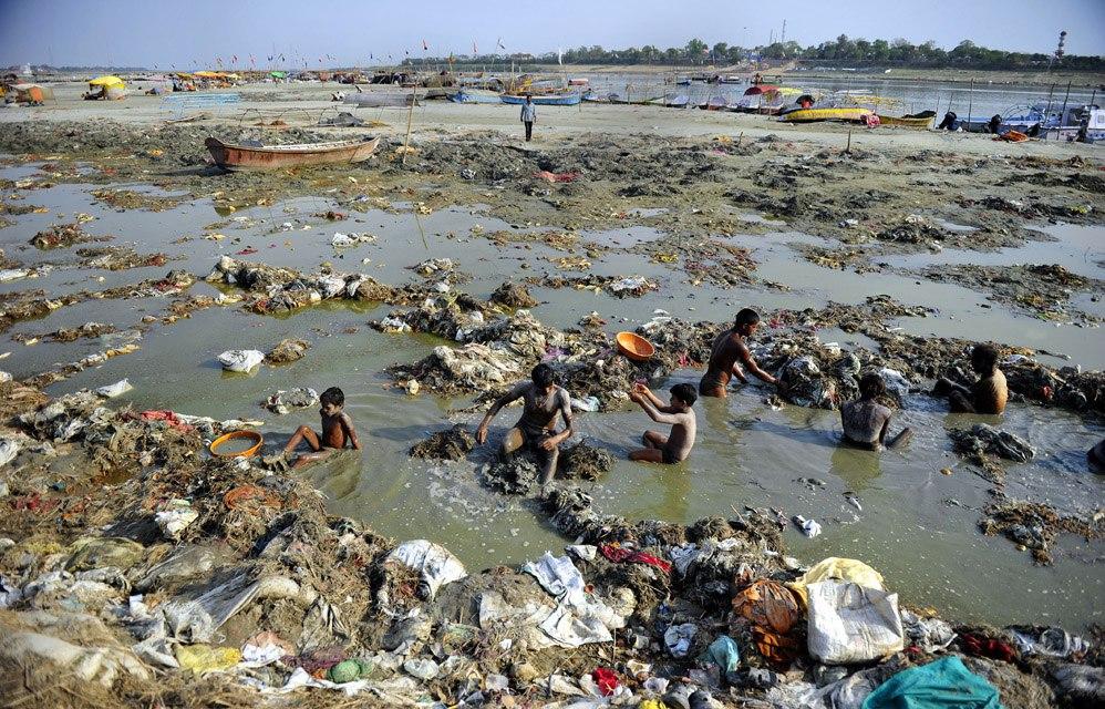 Индийцы в поисках украшений и монет в жиже Ганга