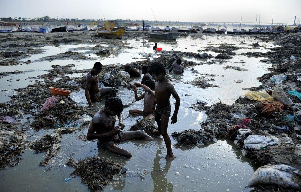 Индийцы в поисках украшений и монет в жиже Ганга