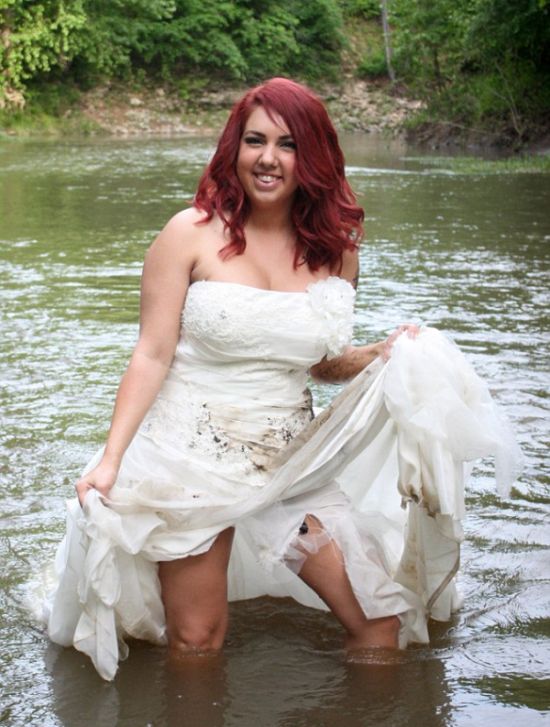 Девушка отпраздновала развод фотосессией с уничтожением свадебного платья