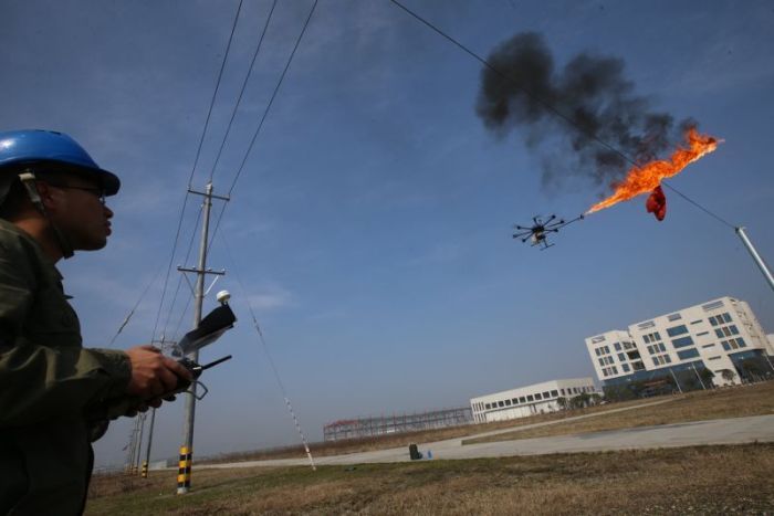 Дроны с огнеметам для уничтожения мусора на ЛЭП в Китае