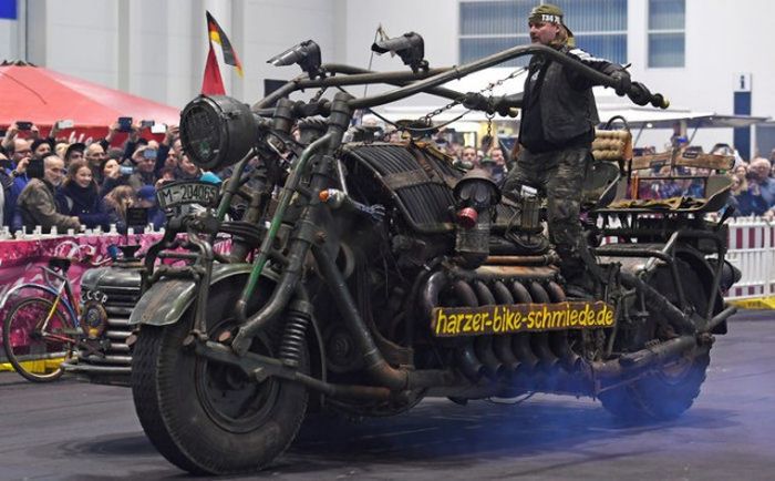 Немцы построили тяжелый мотоцикл с двигателем от танка
