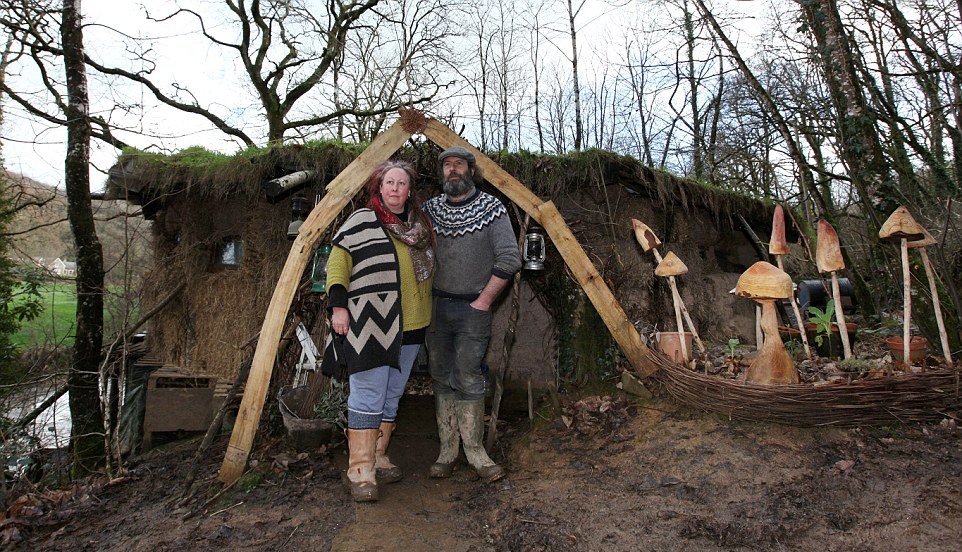 Семейную пару выселяют из леса, сбежавшую туда от арендного жилья