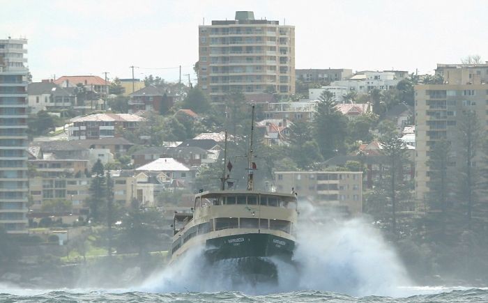 Сильные волны в гавани Сиднея