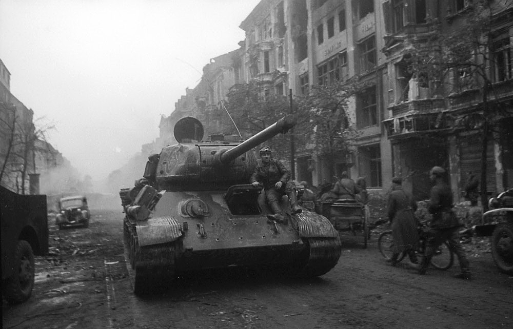 Советские танки на улицах Берлина в 1945 году