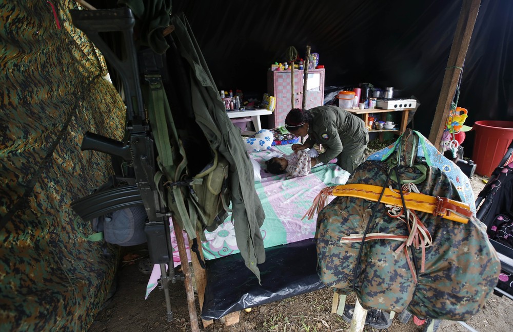 Колумбийские повстанцы меняют винтовки на погремушки