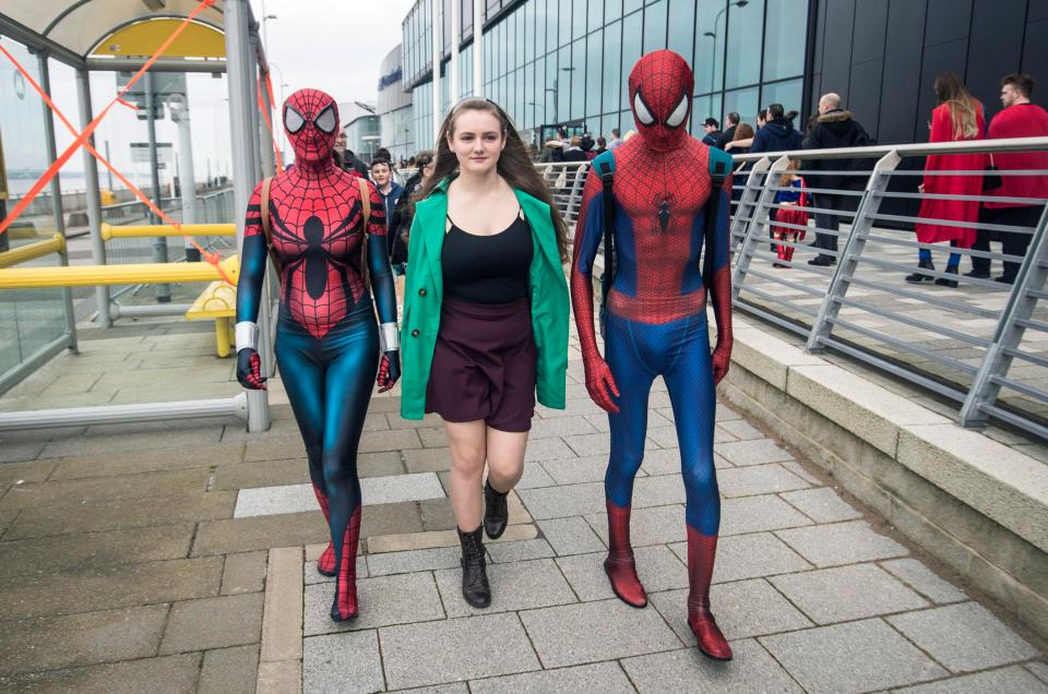 Поклонники супергероев на улицах Ливерпуля
