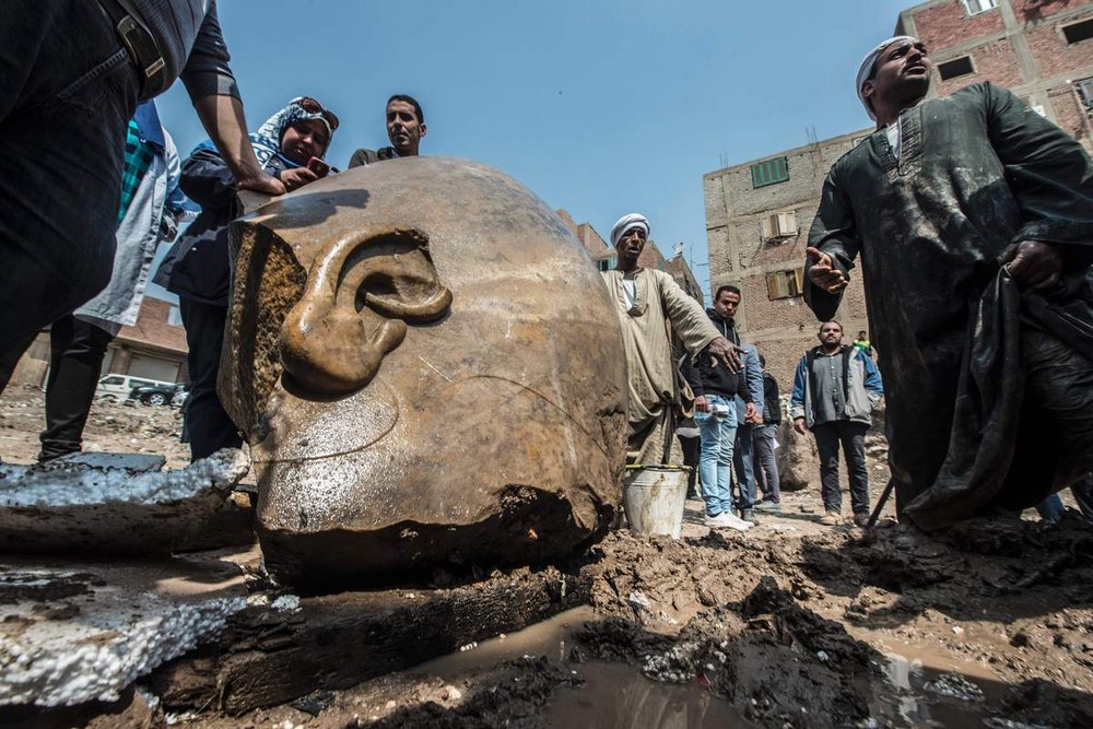 В трущобах Каира обнаружили огромную статую Рамсеса II