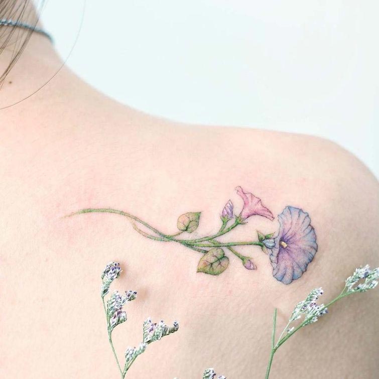 Нежные татуировки пастельных цветов, украшающие тела девушек