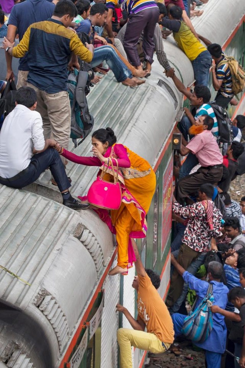 Давка в пригородных поездах в Бангладеш
