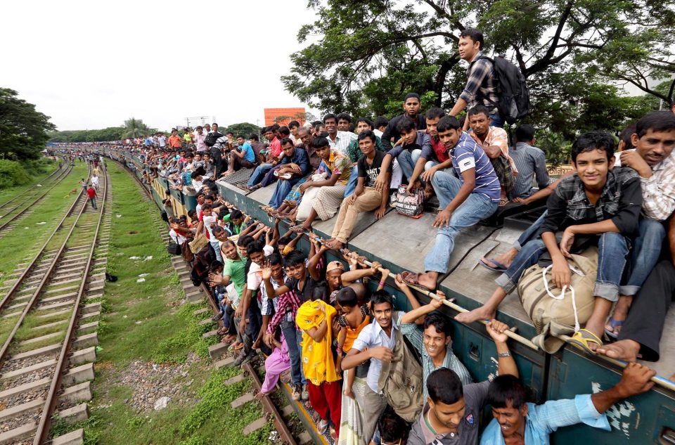 Давка в пригородных поездах в Бангладеш