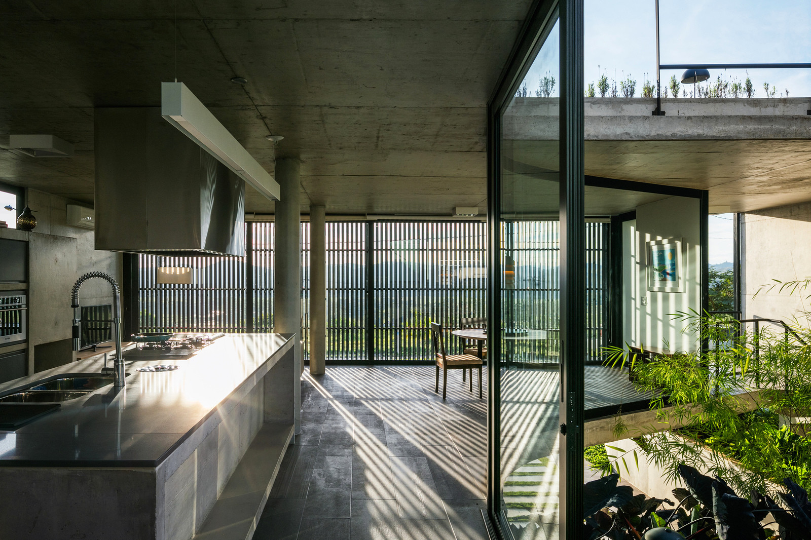 Дизайн дома в Бразилии с зеленым уголком