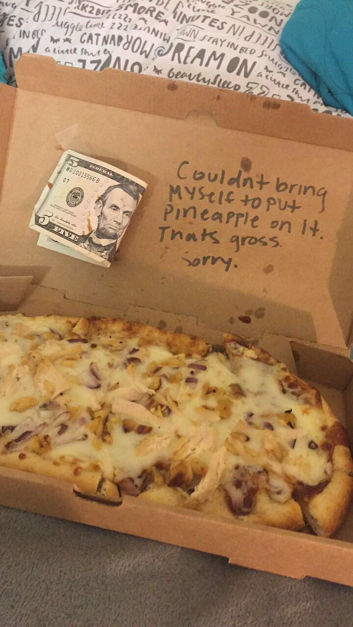 Студентка без чувства вкуса заказала пиццу с ананасом