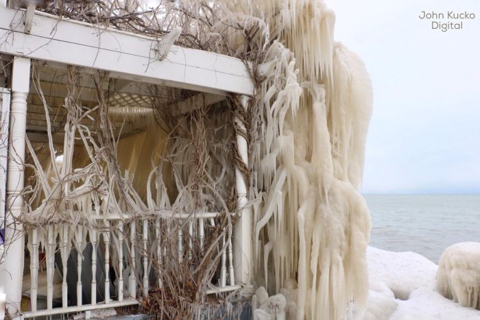 Замерзший дом на берегу озера Онтарио в США