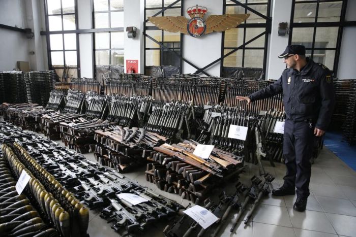 Испанская полиция обнаружила крупный подпольный склад оружия