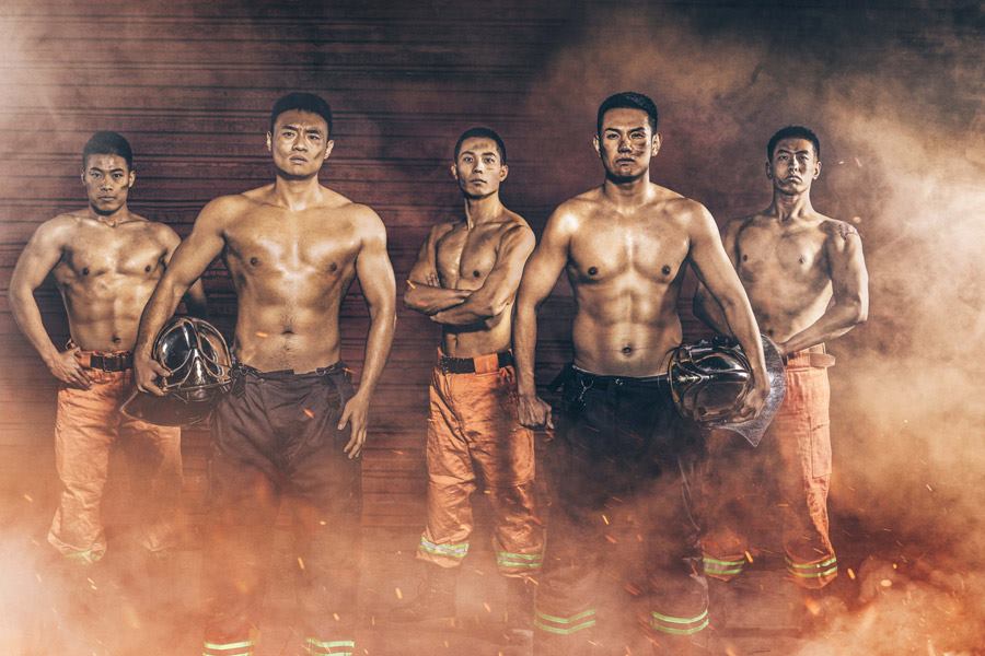 Китайские пожарные снялись в фотосессии для календаря