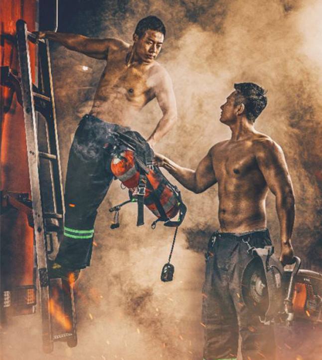 Китайские пожарные снялись в фотосессии для календаря