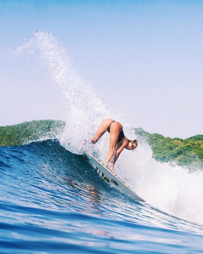 Пышногрудая серфингистка покоряет Instagram
