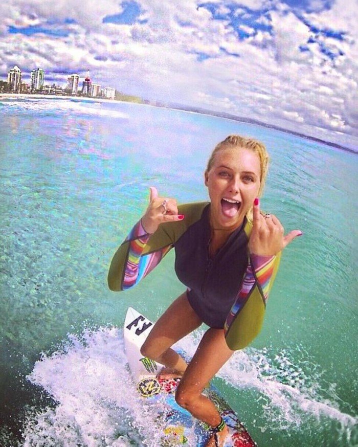 Пышногрудая серфингистка покоряет Instagram