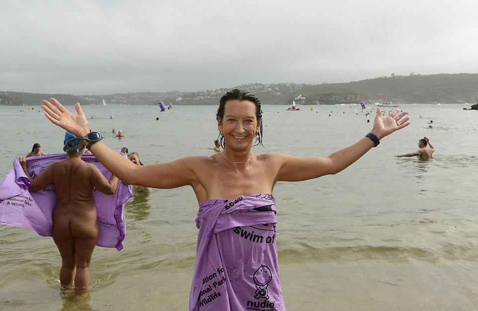 Более тысячи голых пловцов на пляже в Сиднее