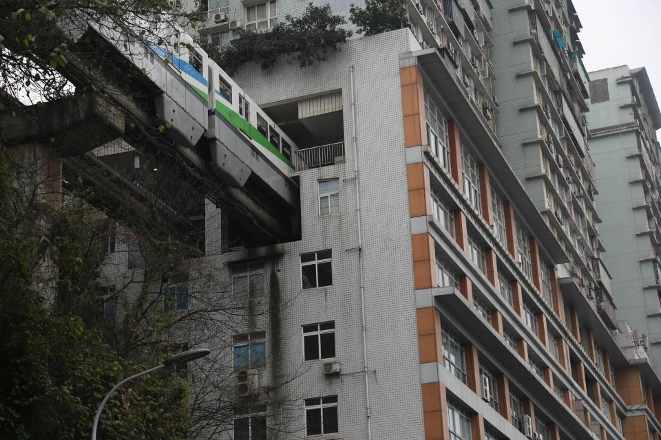 В Китае поезд проезжает прямо через жилой дом